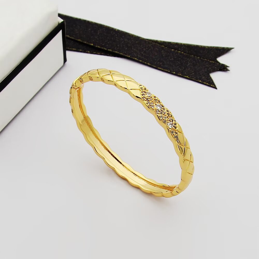 CEM161 Designer Bracelet 18k Gold Plated Bangle Luxury Brand Love Designed Bangles For Women High Sense Fritillary Diamond Bracelets Fashion Accessories Party Jewelry