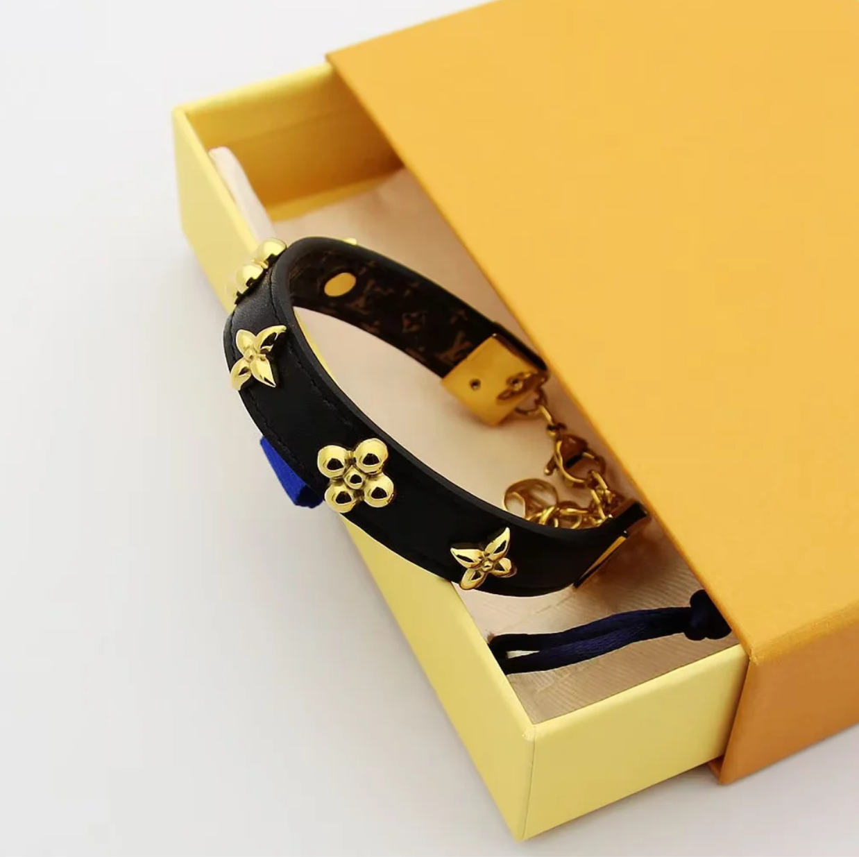 LEM383 New Arrive Fashion Four-leaf Flower-shaped Open Bracelet Metal Letter Wristband Bracelet Couple Accessories for Woman
