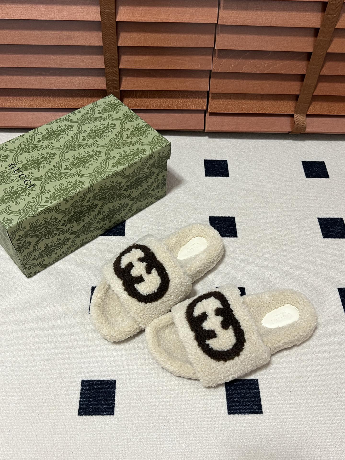 GEM35 fashion 3 color shose for woman black and white and pink color beautiful gift to choose