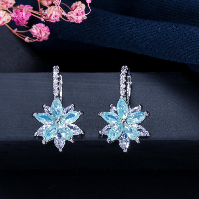 New Fashion Simple And Versatile Small Fresh Flower Earrings Glittering Color Crystal Earrings For Women Jewelry