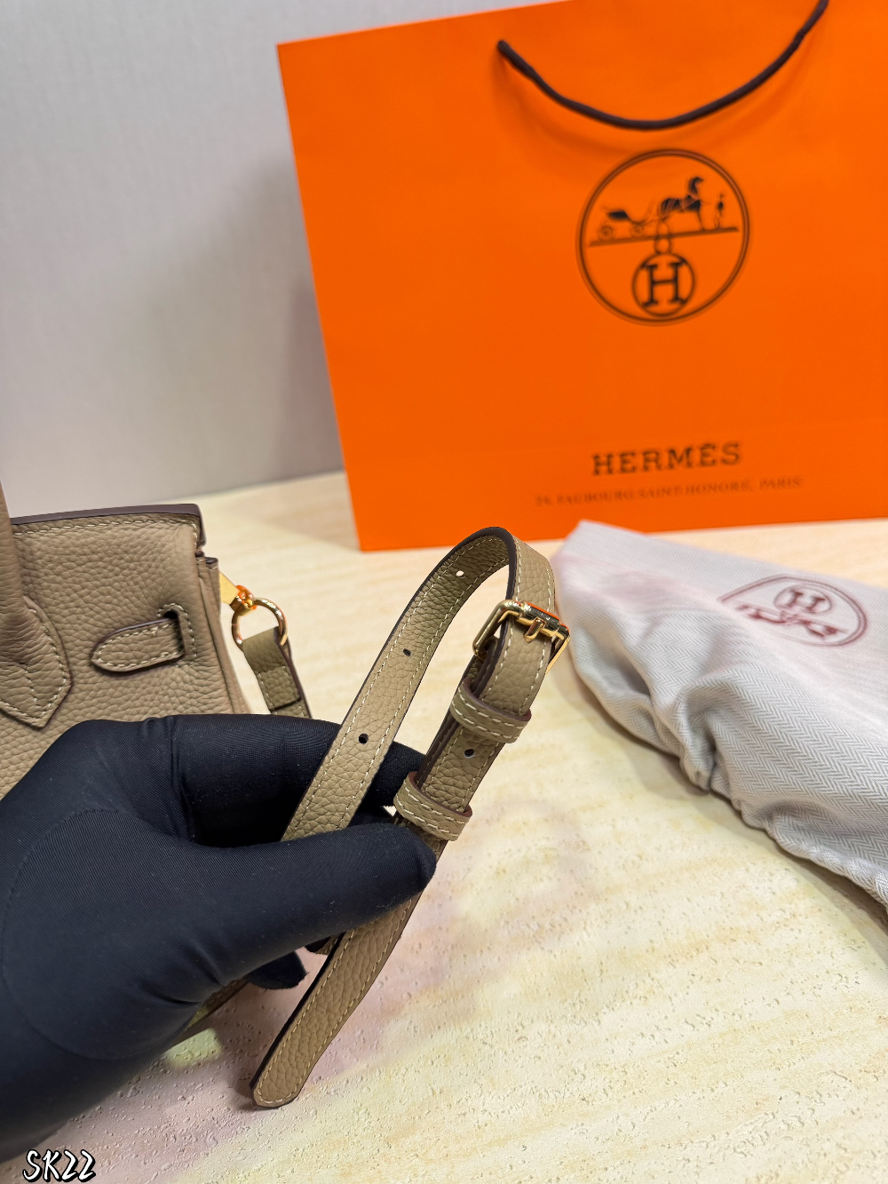 HEM121 The new fashionable and luxurious handbag features a classic flip-top design is elegant and versatile fully showcasing the charm of women It is the ideal gift choice 21*14cm
