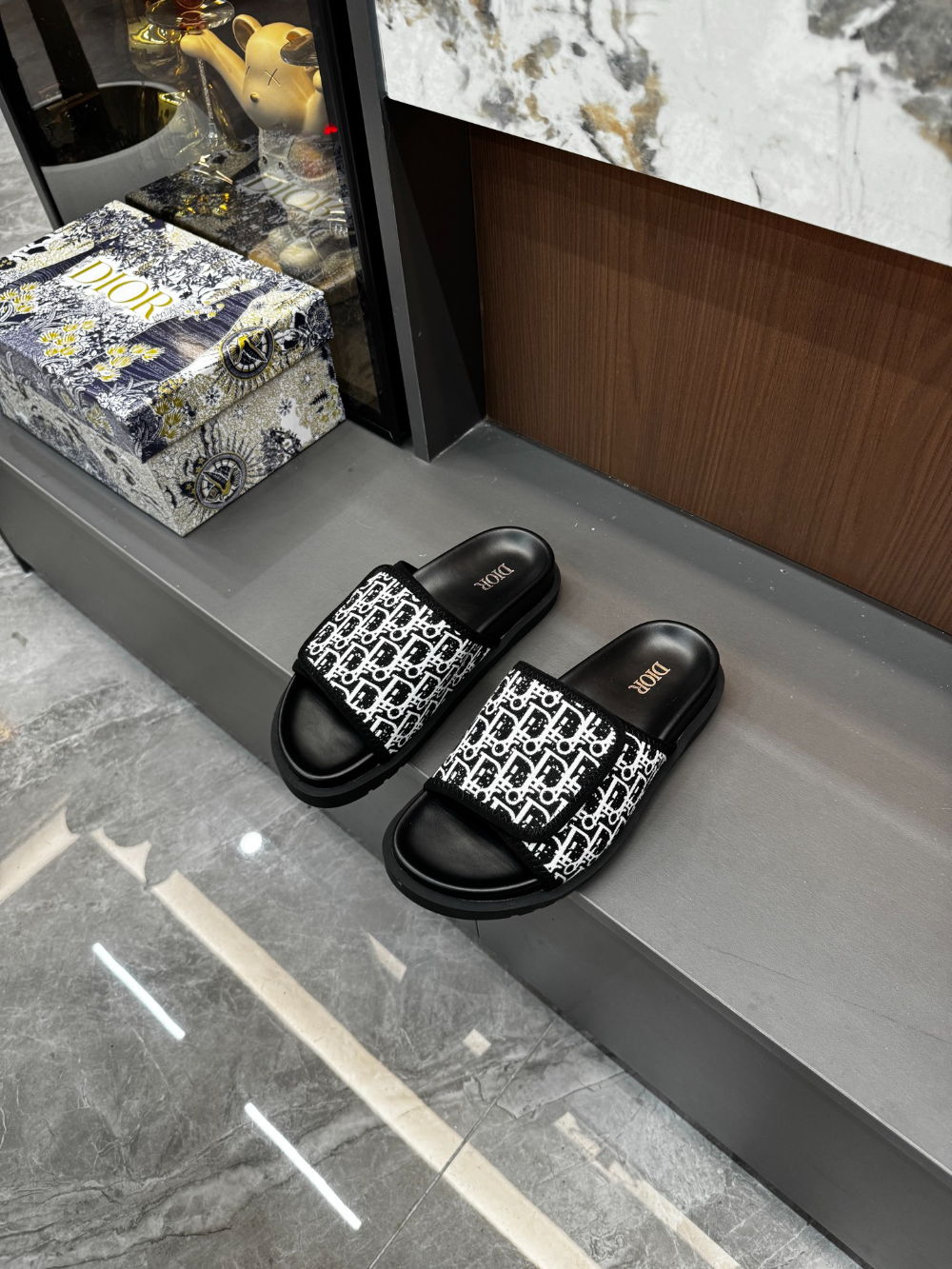 DEM317 New fashionable black and white women's shoes men's shoes available in various colors beautiful slippers excellent gift item