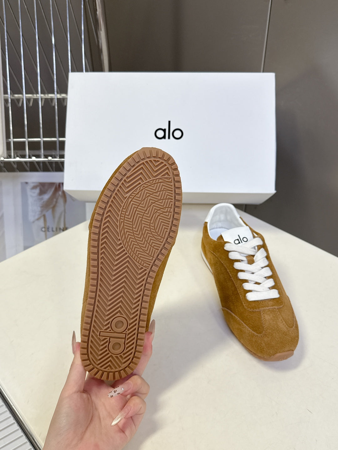 Alo01 Designer Sneakers Men Women Gum Sky Beige Dark Scarlet Mens Trainers Womens Casual Outdoor Runners