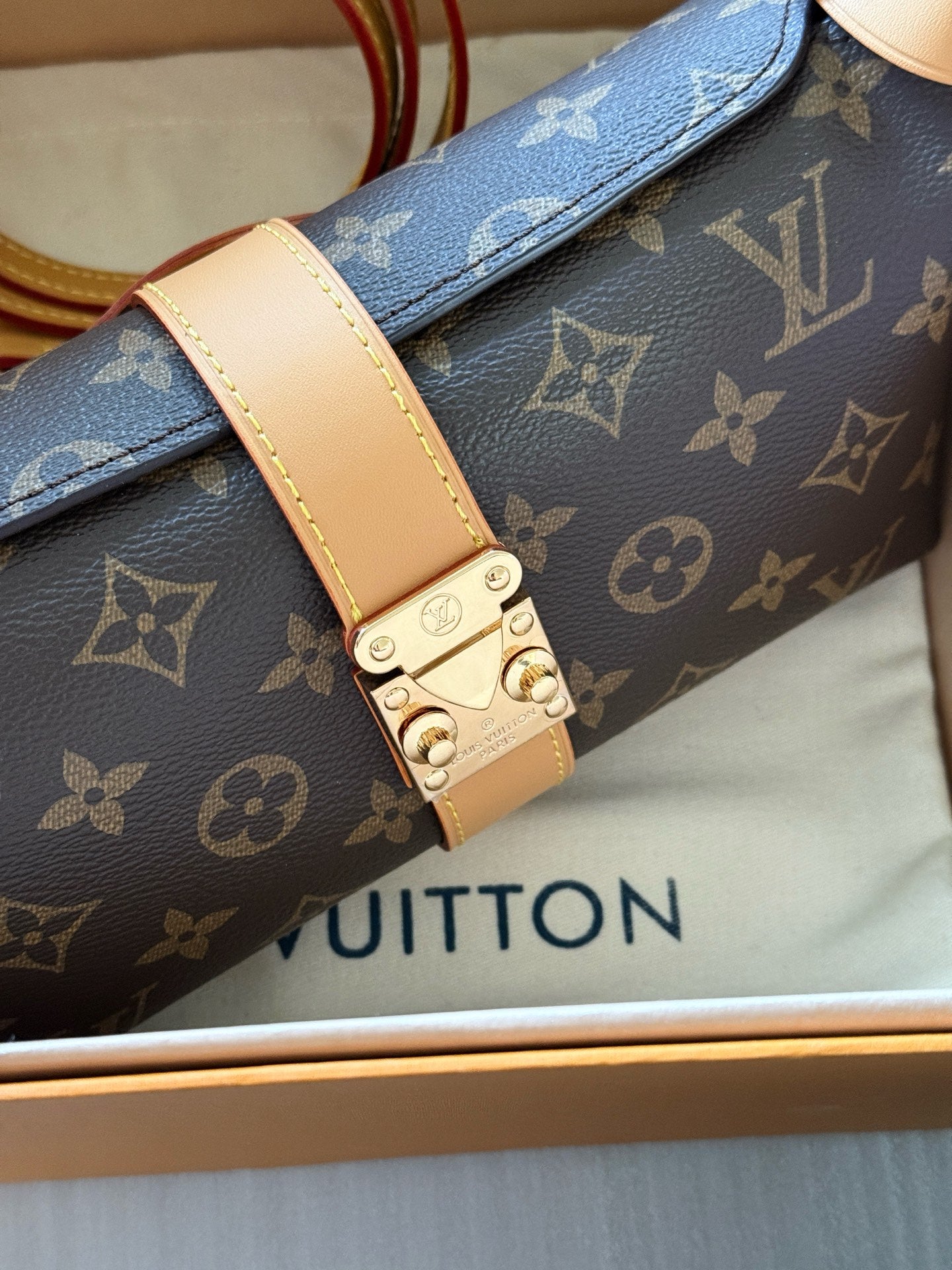 LEM315  New Arrive Hot Sale design  Fashion Bag It Come with Box 21.5*12cm