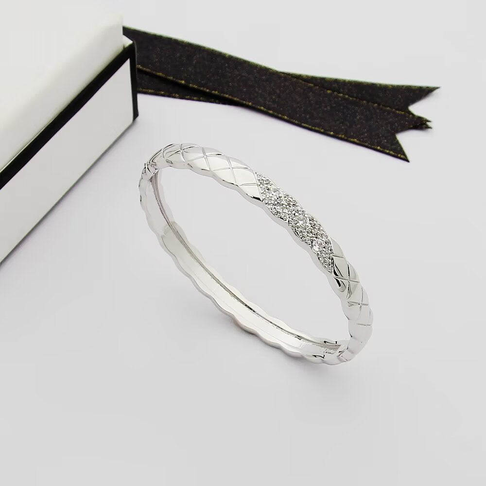 CEM161 Designer Bracelet 18k Gold Plated Bangle Luxury Brand Love Designed Bangles For Women High Sense Fritillary Diamond Bracelets Fashion Accessories Party Jewelry