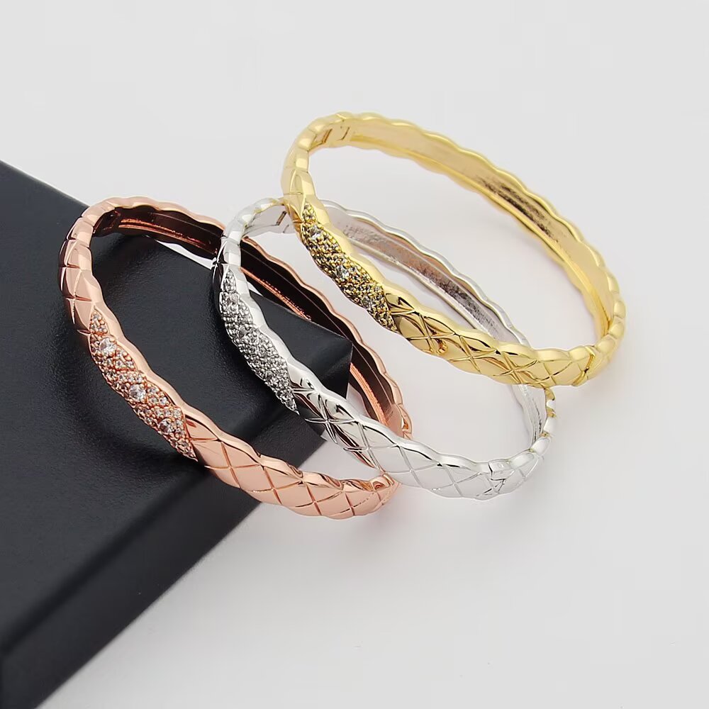 CEM161 Designer Bracelet 18k Gold Plated Bangle Luxury Brand Love Designed Bangles For Women High Sense Fritillary Diamond Bracelets Fashion Accessories Party Jewelry