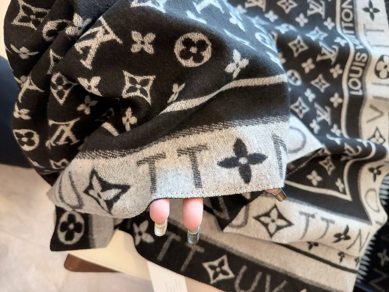 LEM285 New top Women Man Designer Scarf fashion brand 100% Cashmere Scarves For Winter Womens and mens Long Wraps Size 196*65CM gift