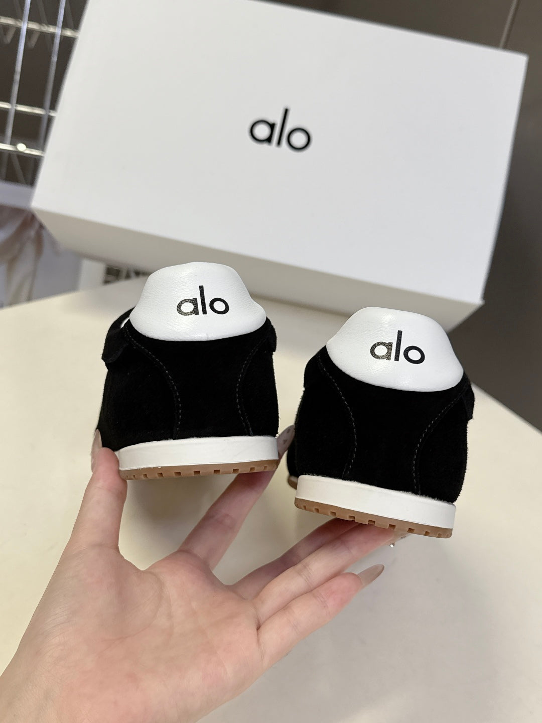 Alo01 Designer Sneakers Men Women Gum Sky Beige Dark Scarlet Mens Trainers Womens Casual Outdoor Runners