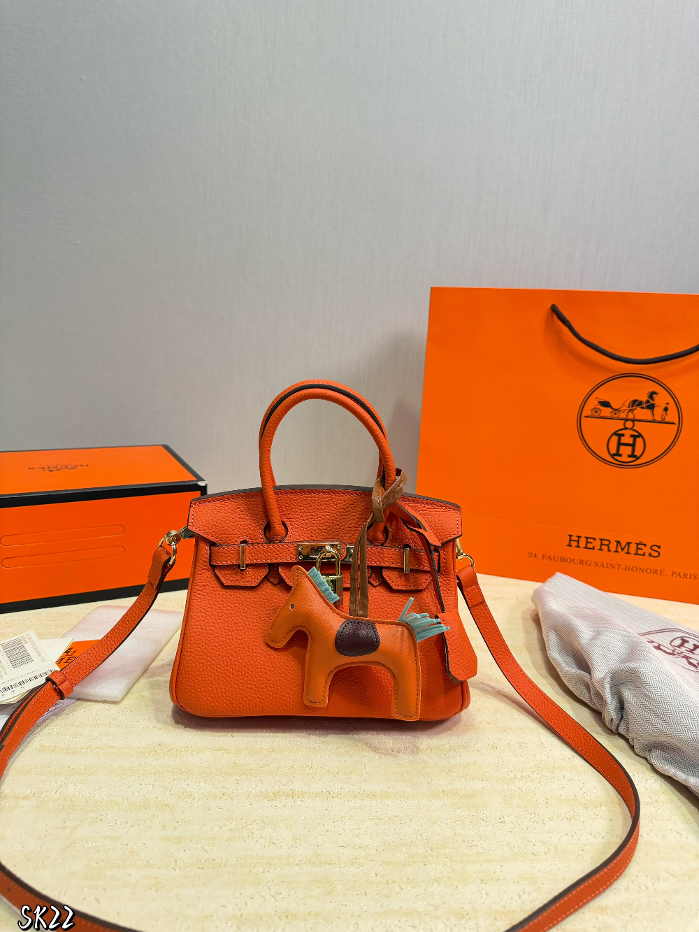 HEM121 The new fashionable and luxurious handbag features a classic flip-top design is elegant and versatile fully showcasing the charm of women It is the ideal gift choice 21*14cm