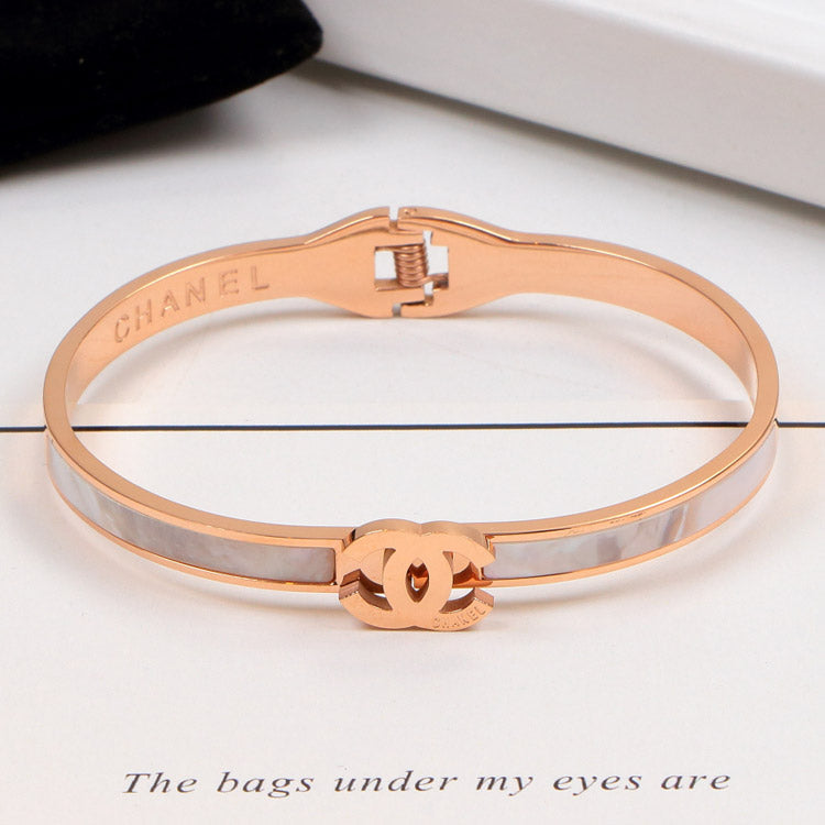 CEM201 Fashion Titanium Steel Design Shell Bracelets Charm for Women Gold Jewelry
