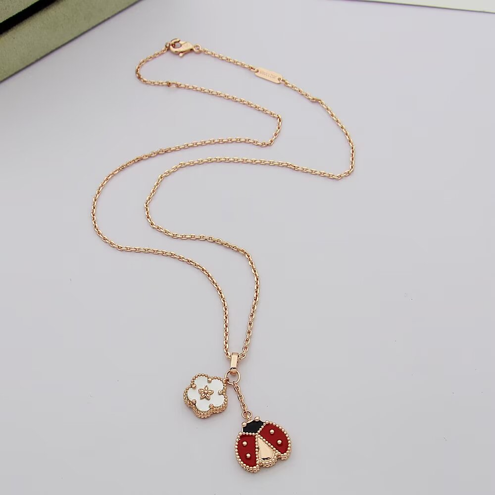 VAEM24 New trendy four-leaf clover pendant necklace, exquisite jewelry for women, suitable for choosing as a gift