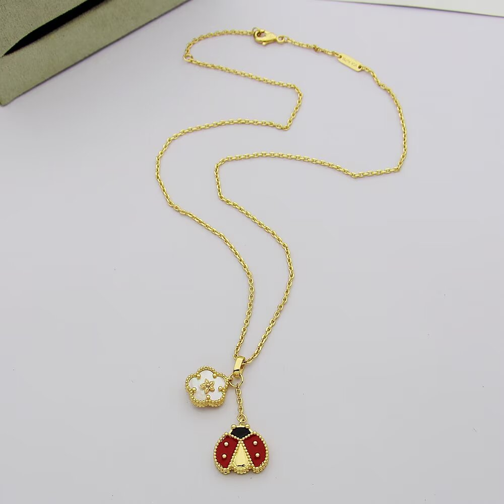 VAEM24 New trendy four-leaf clover pendant necklace, exquisite jewelry for women, suitable for choosing as a gift
