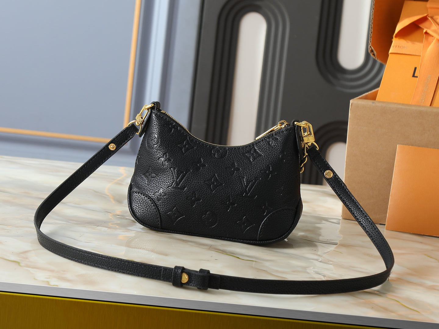 LEM465 New stylish and high-end black handbag with embossed gold chain design - versatile and casual single-shoulder crossbody bag for the arm 19 x 13 x 8 cm