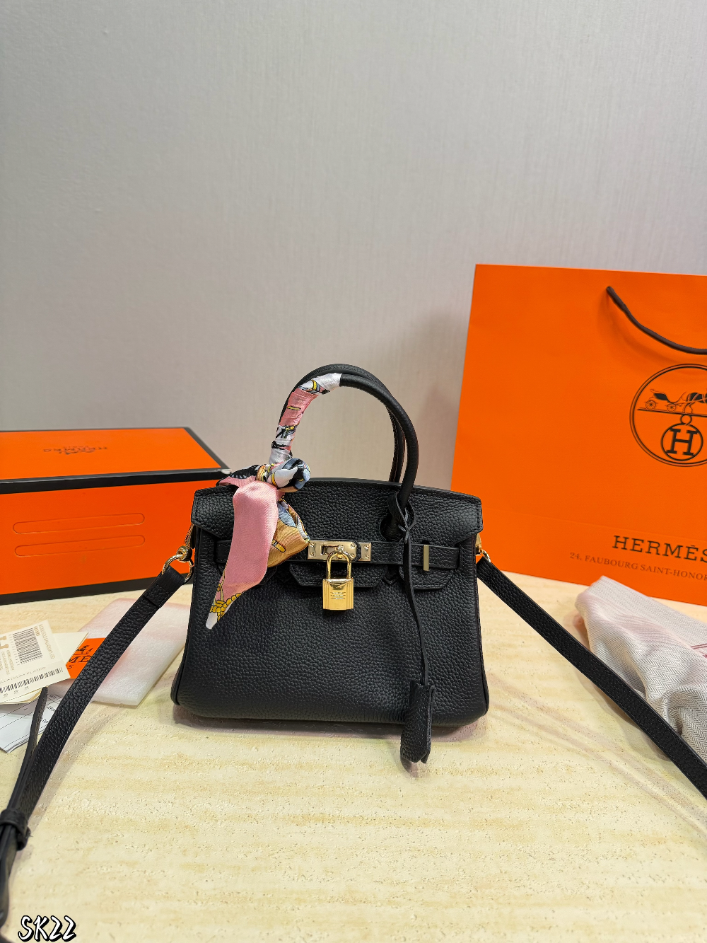HEM121 The new fashionable and luxurious handbag features a classic flip-top design is elegant and versatile fully showcasing the charm of women It is the ideal gift choice 21*14cm