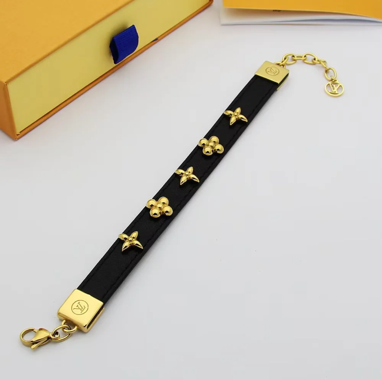 LEM383  New Arrive Fashion Four-leaf Flower-shaped Open Bracelet Metal Letter Wristband Bracelet Couple Accessories for Woman