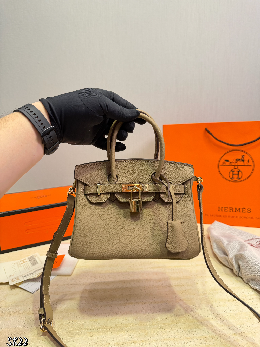HEM121 The new fashionable and luxurious handbag features a classic flip-top design is elegant and versatile fully showcasing the charm of women It is the ideal gift choice 21*14cm