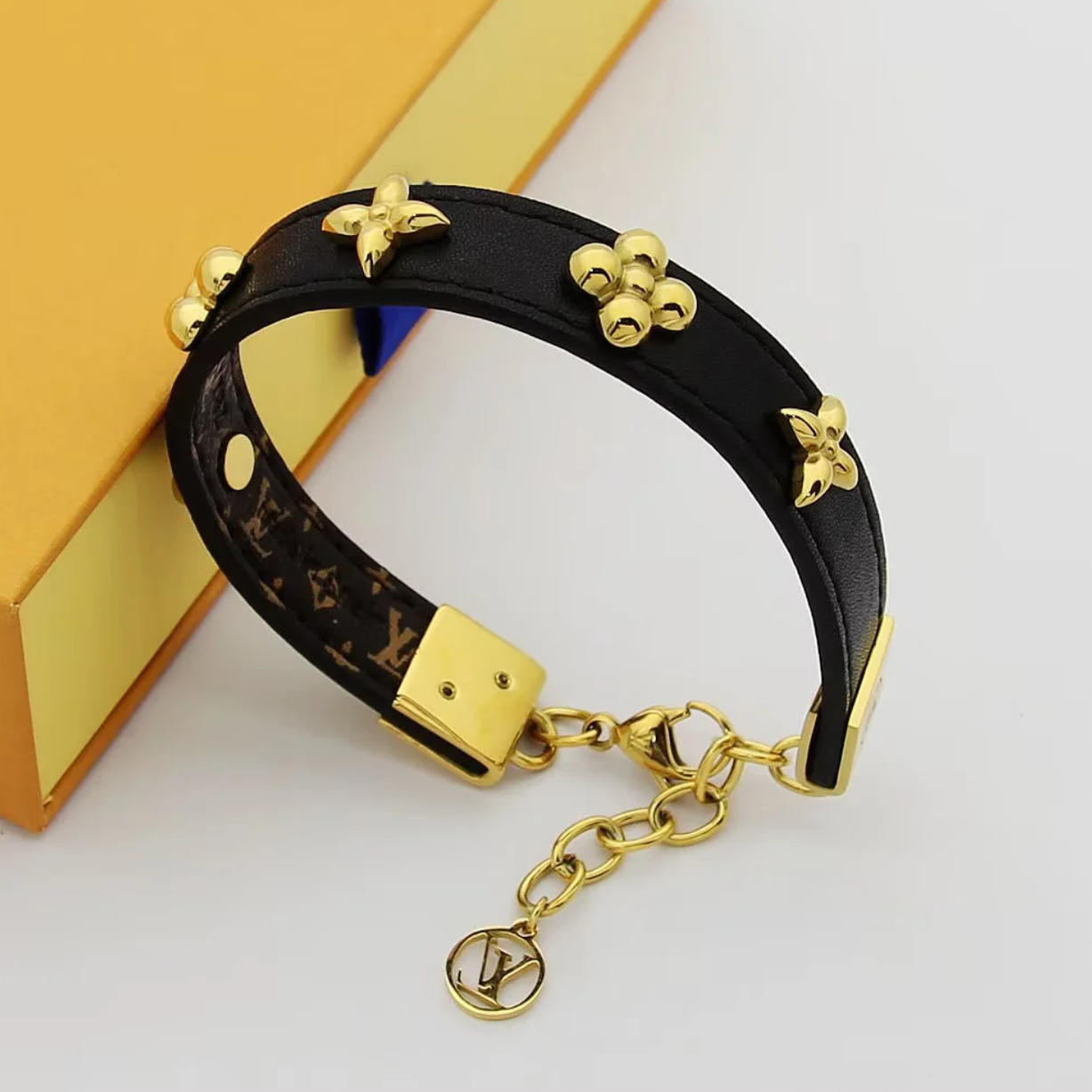 LEM383  New Arrive Fashion Four-leaf Flower-shaped Open Bracelet Metal Letter Wristband Bracelet Couple Accessories for Woman