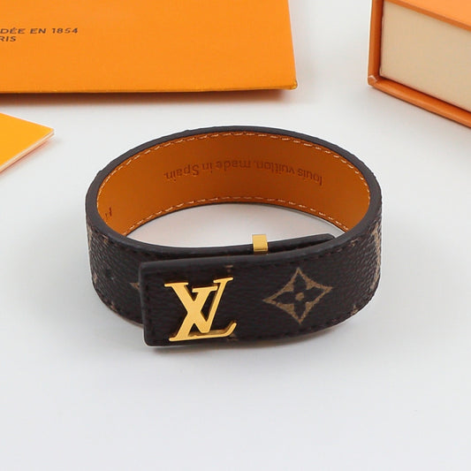 LEM308  New arrive Fashion Three-dimensional metal letter wristband titanium steel bracelet couple accessories for woman