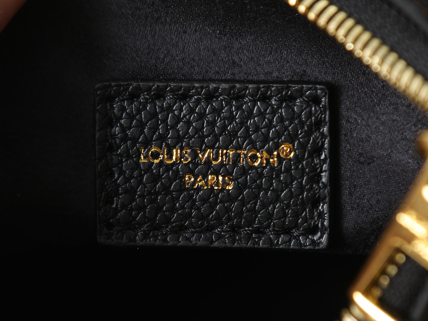 LEM465 New stylish and high-end black handbag with embossed gold chain design - versatile and casual single-shoulder crossbody bag for the arm 19 x 13 x 8 cm