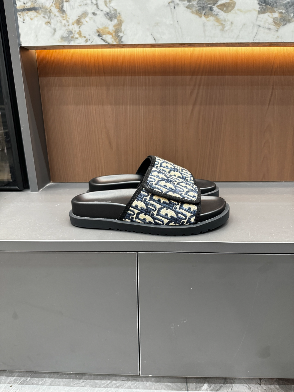 DEM317 New fashionable black and white women's shoes men's shoes available in various colors beautiful slippers excellent gift item