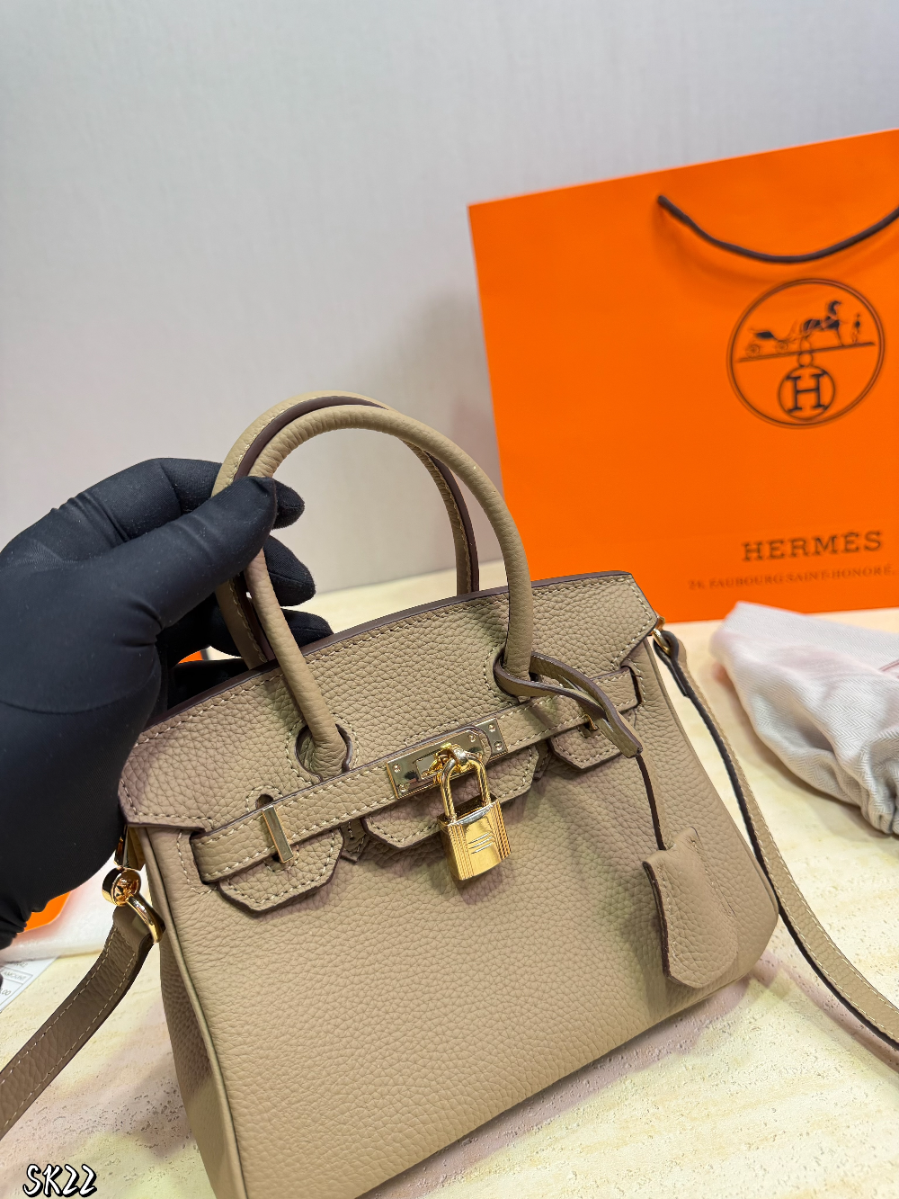 HEM121 The new fashionable and luxurious handbag features a classic flip-top design is elegant and versatile fully showcasing the charm of women It is the ideal gift choice 21*14cm