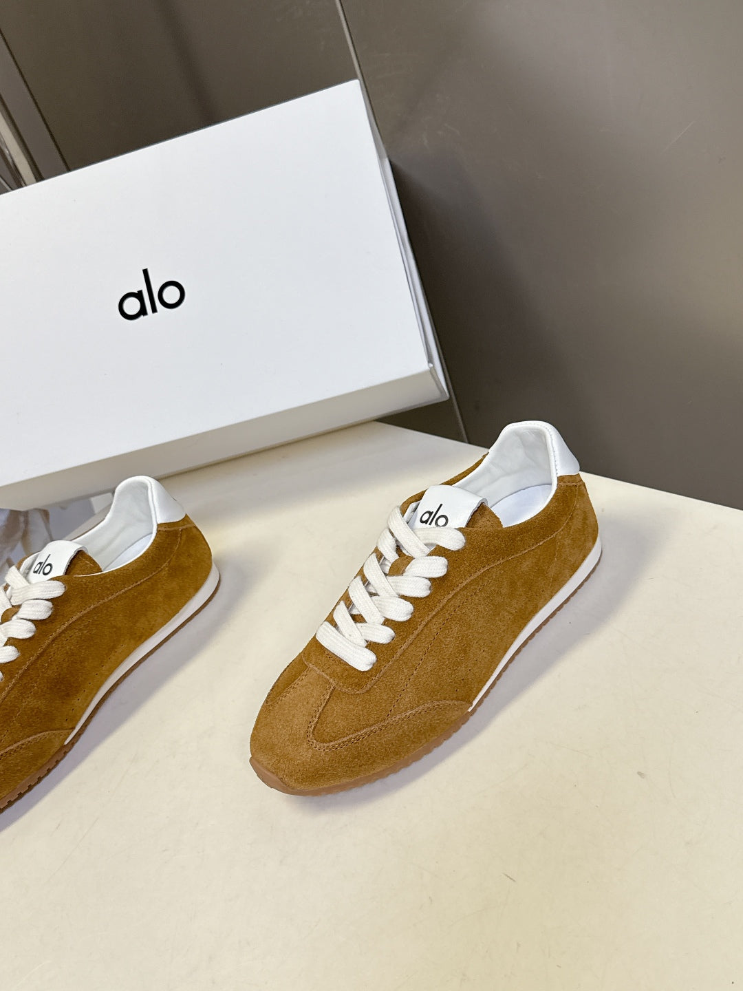 Alo01 Designer Sneakers Men Women Gum Sky Beige Dark Scarlet Mens Trainers Womens Casual Outdoor Runners