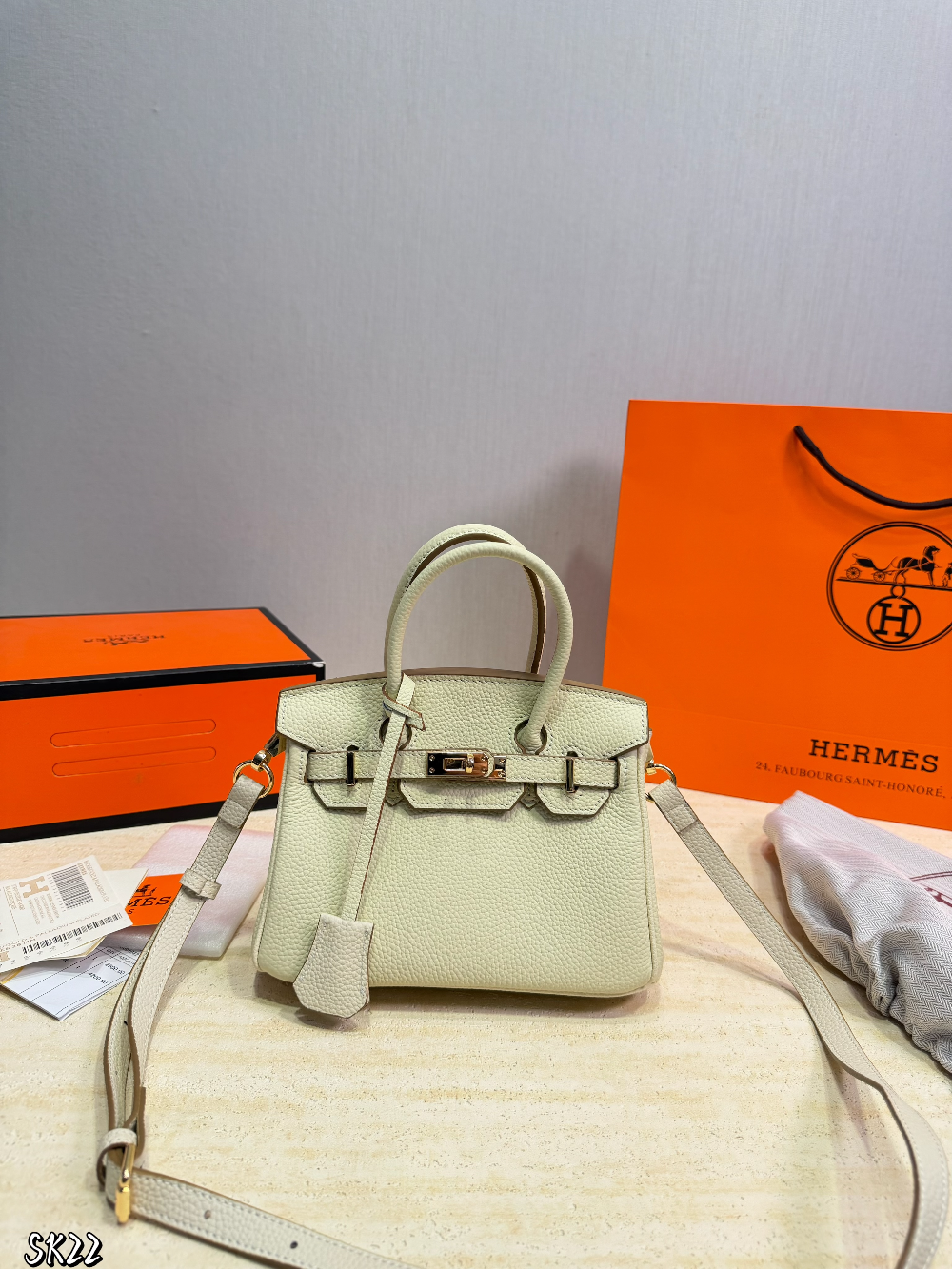 HEM121 The new fashionable and luxurious handbag features a classic flip-top design is elegant and versatile fully showcasing the charm of women It is the ideal gift choice 21*14cm