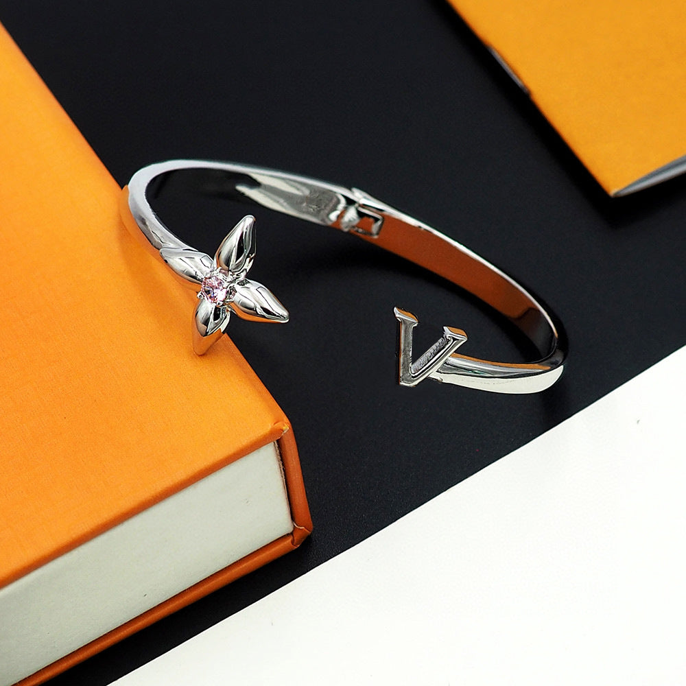 LEM364  New Arrive Fashion Four-leaf Flower-shaped Diamond Open Bracelet Metal Letter Wristband Bracelet Couple Accessories for Woman