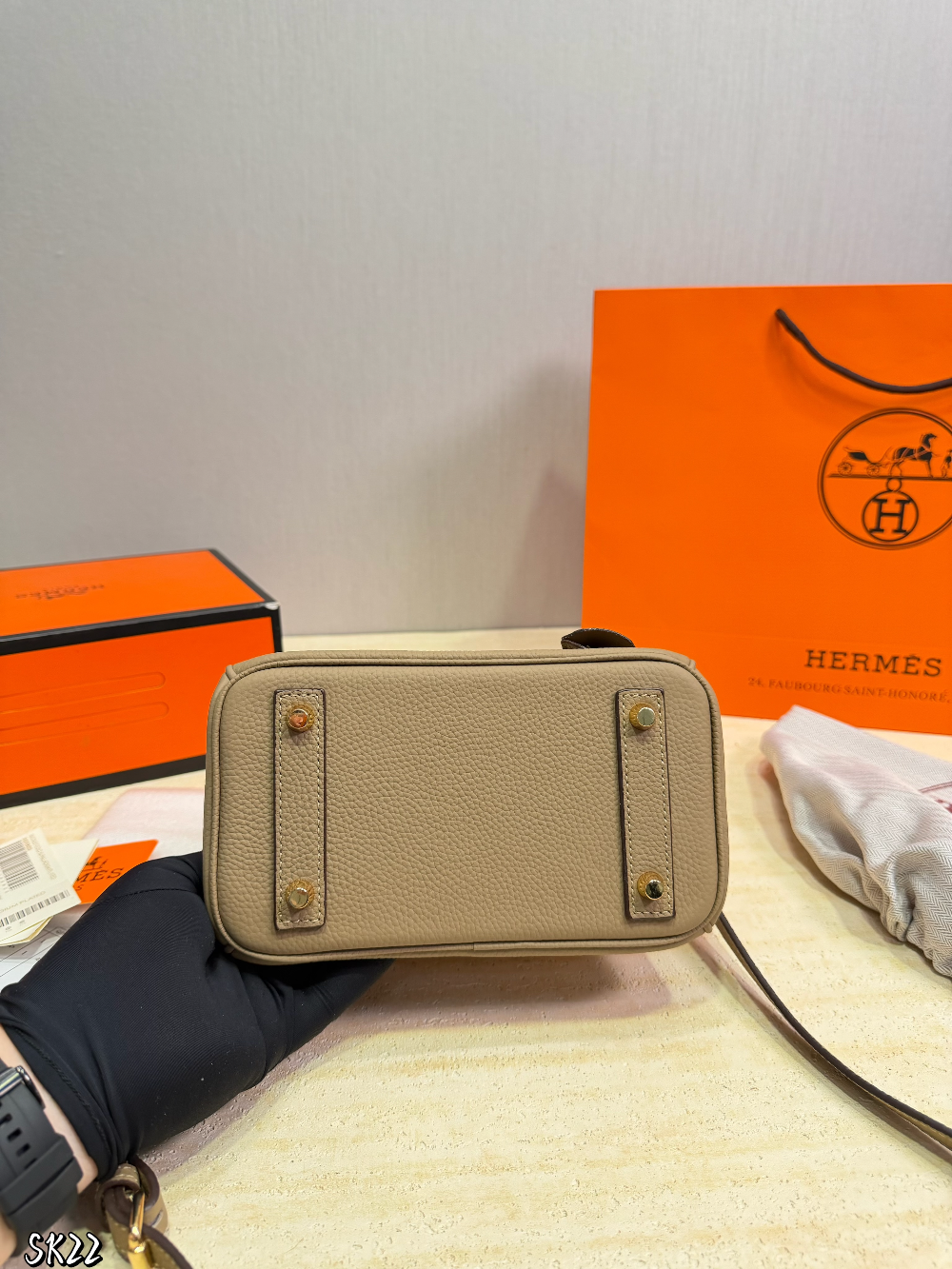 HEM121 The new fashionable and luxurious handbag features a classic flip-top design is elegant and versatile fully showcasing the charm of women It is the ideal gift choice 21*14cm