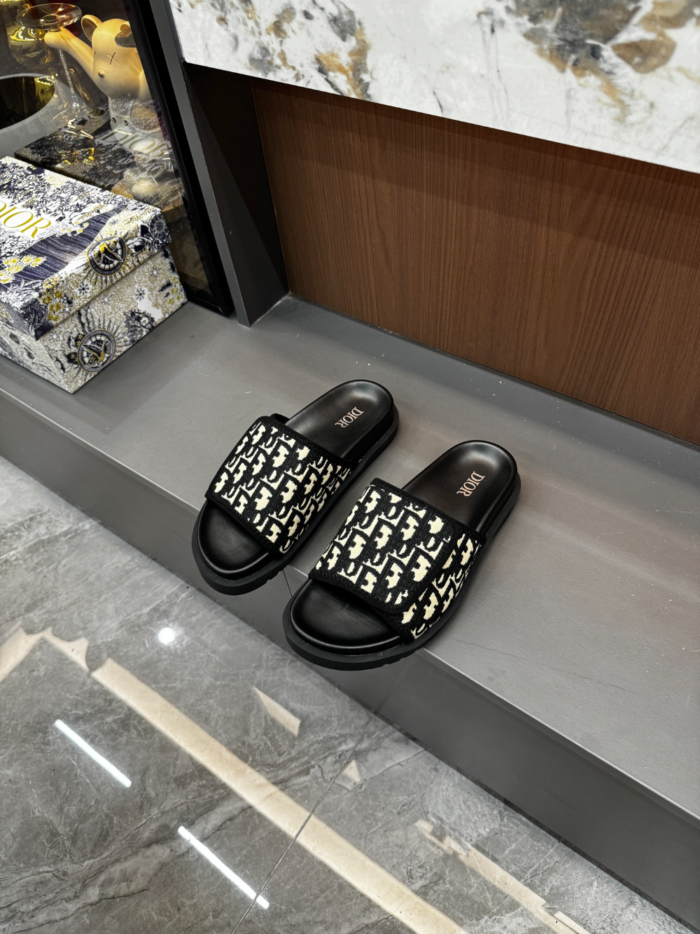DEM316 New fashionable black and white women's shoes men's shoes available in various colors beautiful slippers excellent gift item