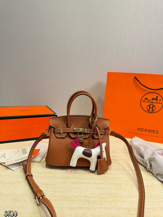HEM121 The new fashionable and luxurious handbag features a classic flip-top design is elegant and versatile fully showcasing the charm of women It is the ideal gift choice 21*14cm