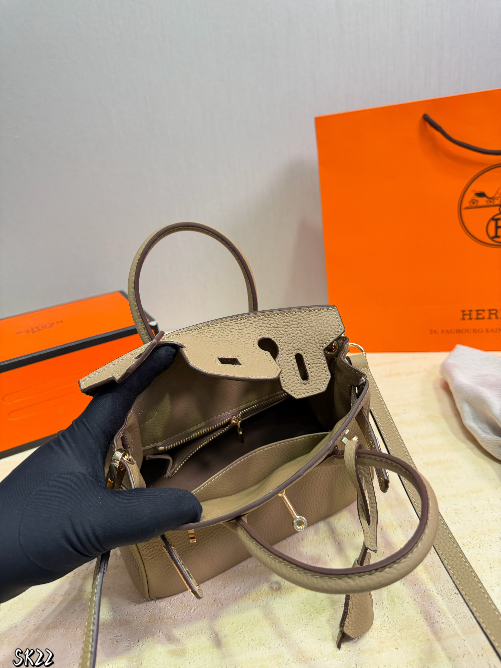 HEM121 The new fashionable and luxurious handbag features a classic flip-top design is elegant and versatile fully showcasing the charm of women It is the ideal gift choice 21*14cm