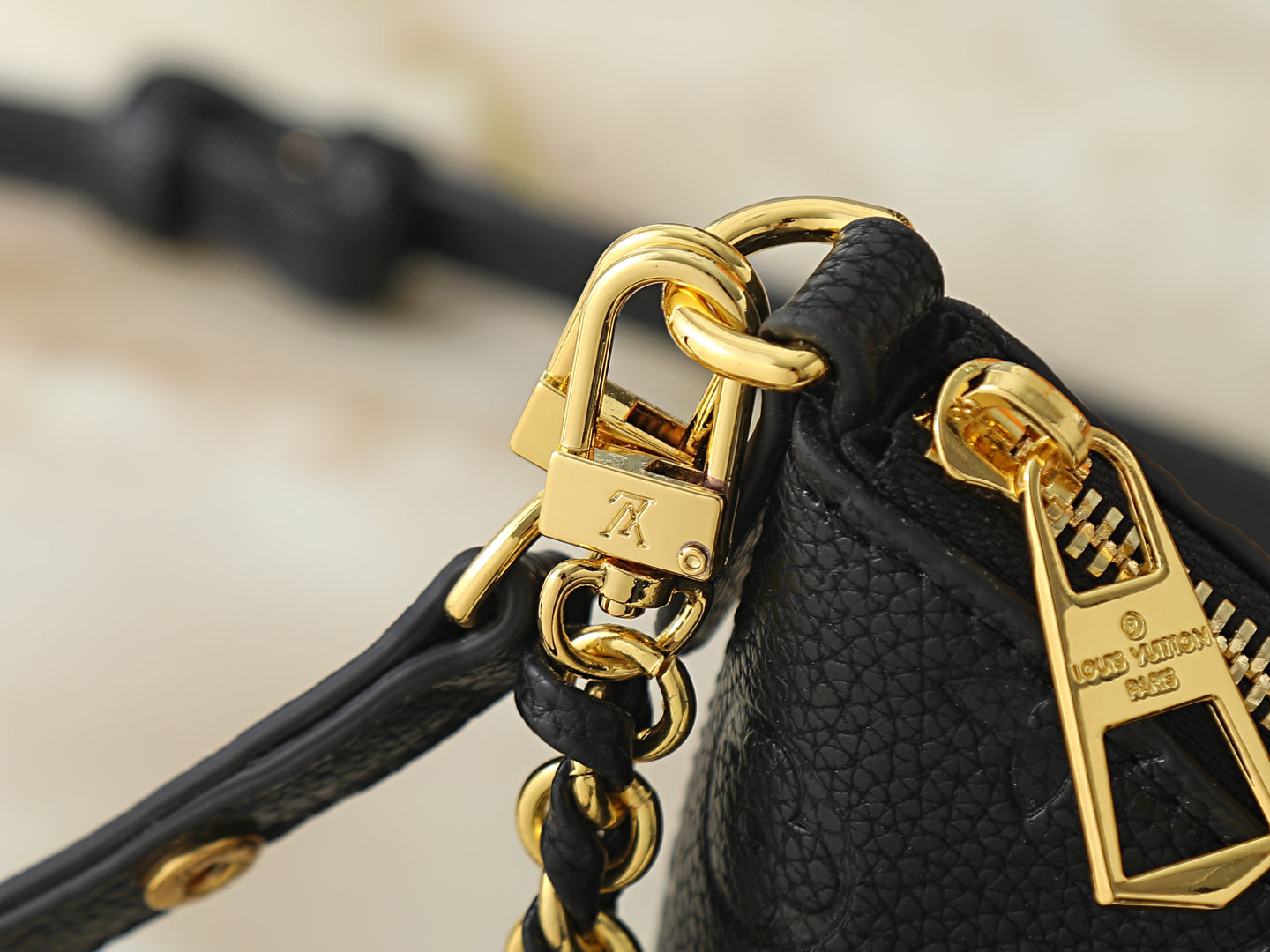 LEM465 New stylish and high-end black handbag with embossed gold chain design - versatile and casual single-shoulder crossbody bag for the arm 19 x 13 x 8 cm