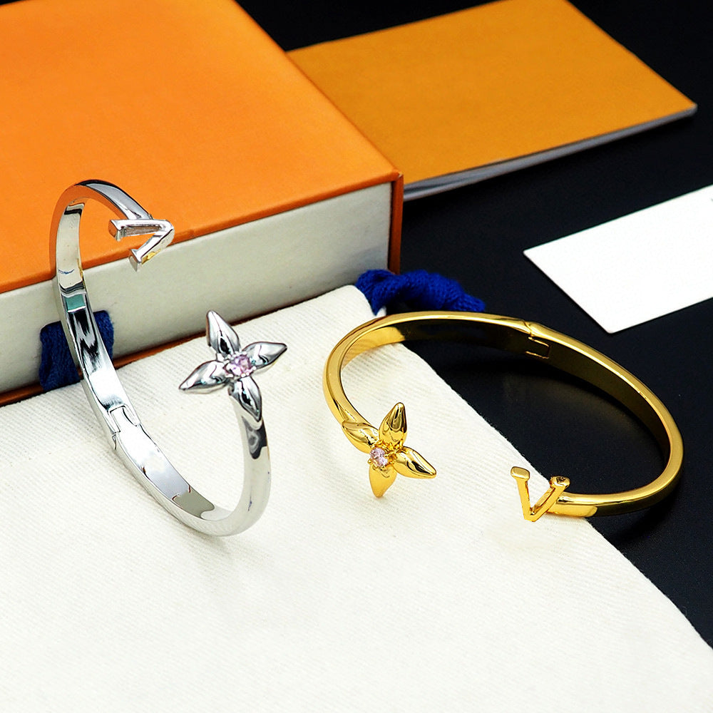 LEM364  New Arrive Fashion Four-leaf Flower-shaped Diamond Open Bracelet Metal Letter Wristband Bracelet Couple Accessories for Woman