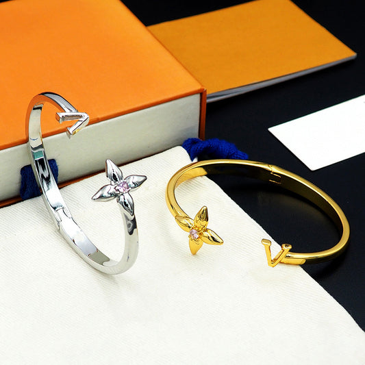 LEM364  New Arrive Fashion Four-leaf Flower-shaped Diamond Open Bracelet Metal Letter Wristband Bracelet Couple Accessories for Woman