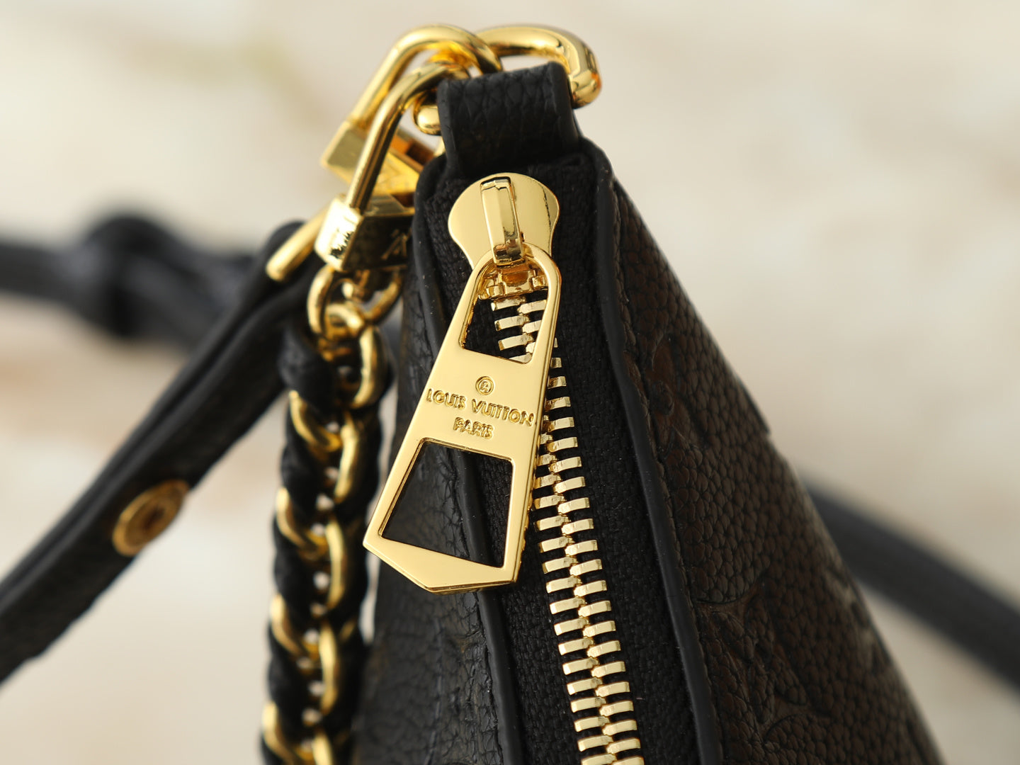 LEM465 New stylish and high-end black handbag with embossed gold chain design - versatile and casual single-shoulder crossbody bag for the arm 19 x 13 x 8 cm