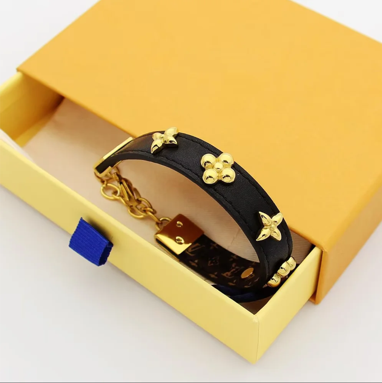 LEM383  New Arrive Fashion Four-leaf Flower-shaped Open Bracelet Metal Letter Wristband Bracelet Couple Accessories for Woman