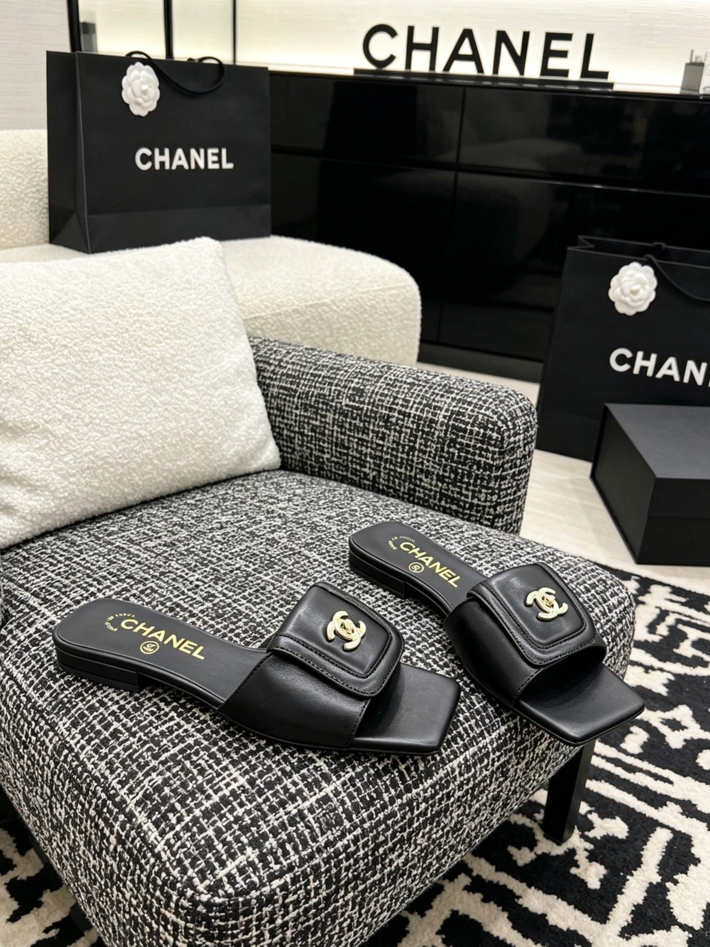 CEM260 New arrive fashion black and white color shose for woman beautiful Slippers gift to choose