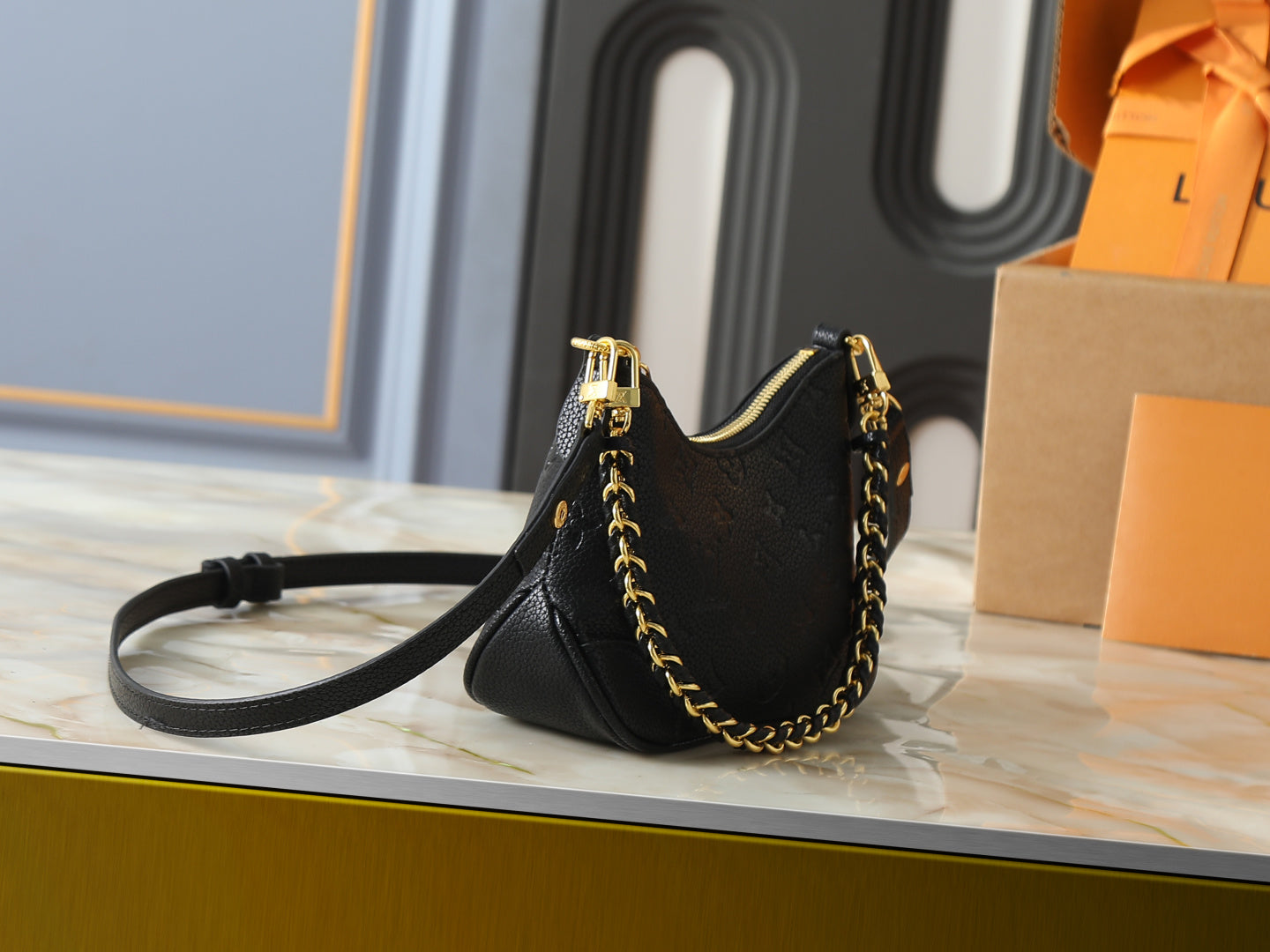LEM465 New stylish and high-end black handbag with embossed gold chain design - versatile and casual single-shoulder crossbody bag for the arm 19 x 13 x 8 cm