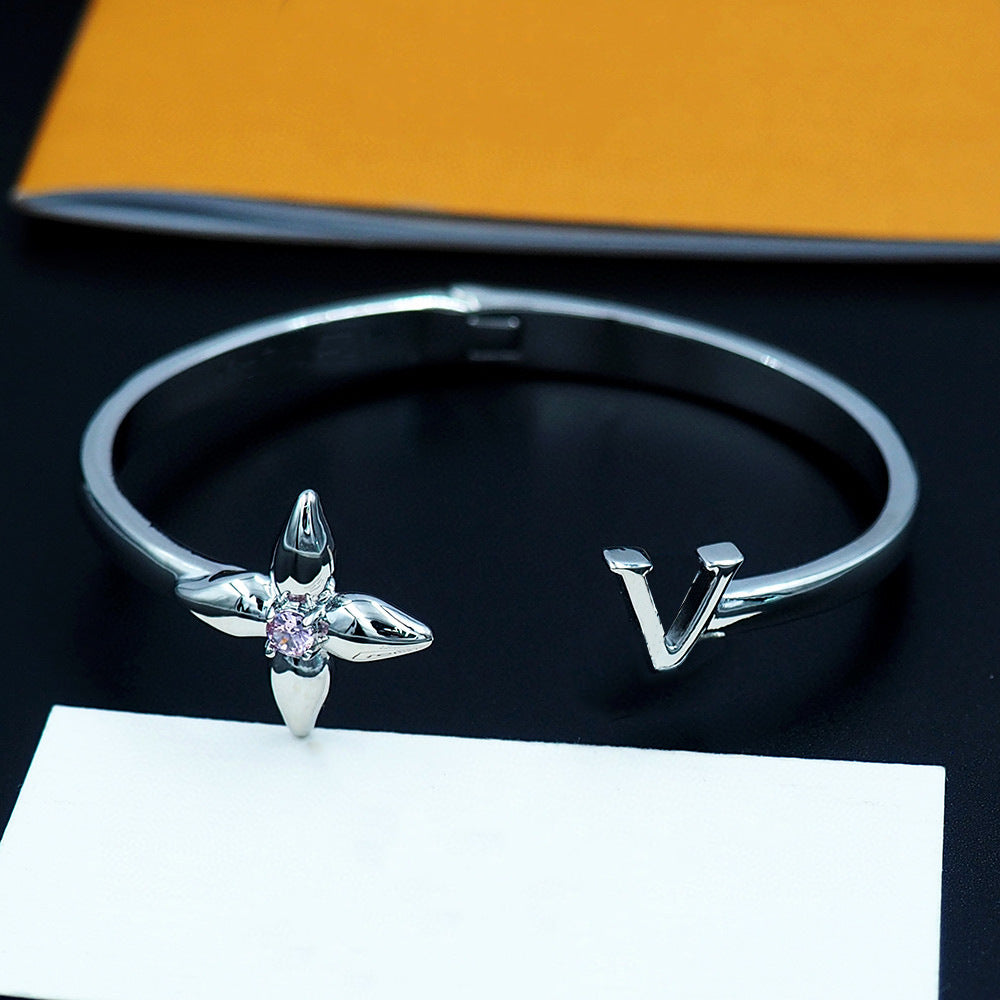 LEM364  New Arrive Fashion Four-leaf Flower-shaped Diamond Open Bracelet Metal Letter Wristband Bracelet Couple Accessories for Woman