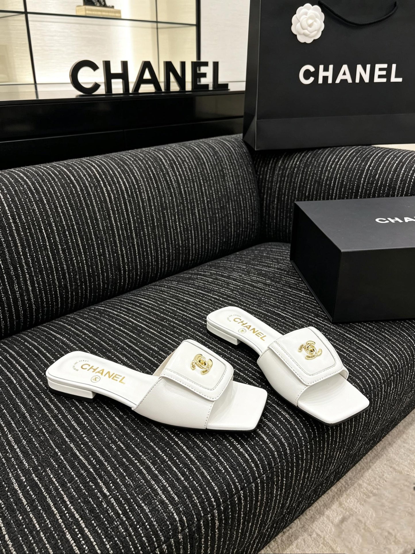 CEM260 New arrive fashion black and white color shose for woman beautiful Slippers gift to choose