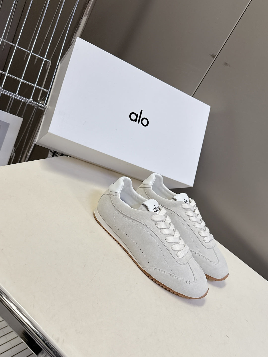 Alo01 Designer Sneakers Men Women Gum Sky Beige Dark Scarlet Mens Trainers Womens Casual Outdoor Runners