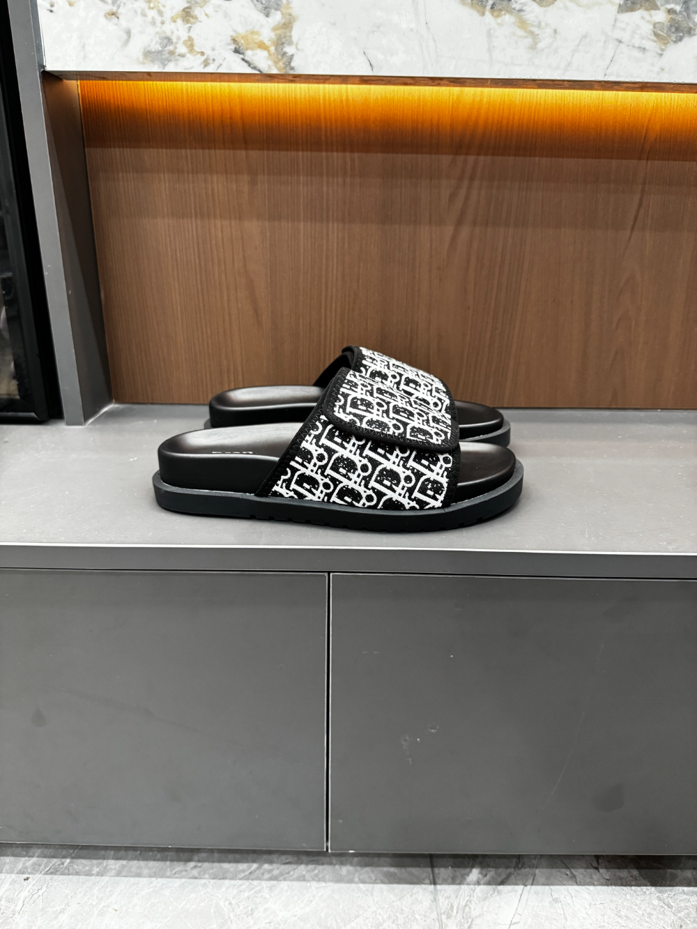 DEM317 New fashionable black and white women's shoes men's shoes available in various colors beautiful slippers excellent gift item