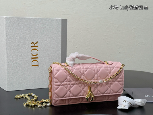 CEM275 The new fashionable diamond-patterned chain bag for ladies is highly fashionable and versatile It is an exquisite gift and an excellent choice for giving as a present 21x12cm