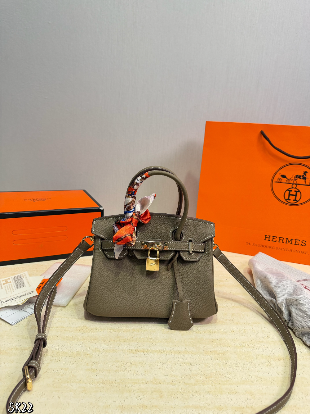 HEM121 The new fashionable and luxurious handbag features a classic flip-top design is elegant and versatile fully showcasing the charm of women It is the ideal gift choice 21*14cm