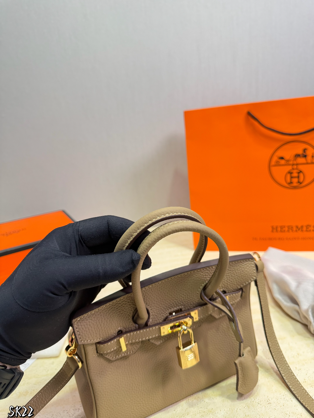HEM121 The new fashionable and luxurious handbag features a classic flip-top design is elegant and versatile fully showcasing the charm of women It is the ideal gift choice 21*14cm
