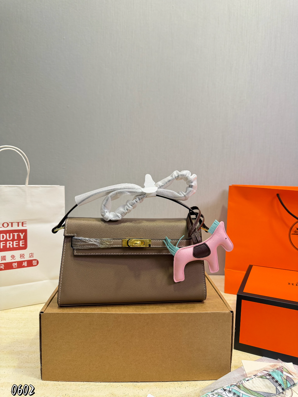HEM146 New arrive fashion black white pink brown khaki  bag for woman hands bag beautiful gift to choose gift 25*13cm