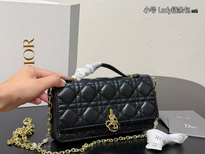 CEM275 The new fashionable diamond-patterned chain bag for ladies is highly fashionable and versatile It is an exquisite gift and an excellent choice for giving as a present 21x12cm