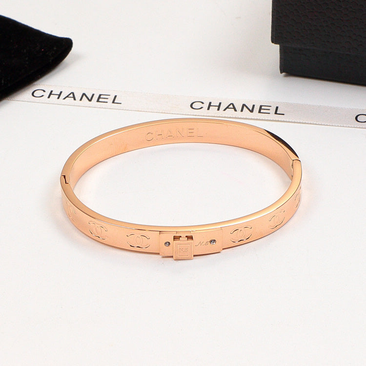 CEM199 Fashion Titanium Steel Design with Diamond Bracelets Charm for Women Gold Jewelry