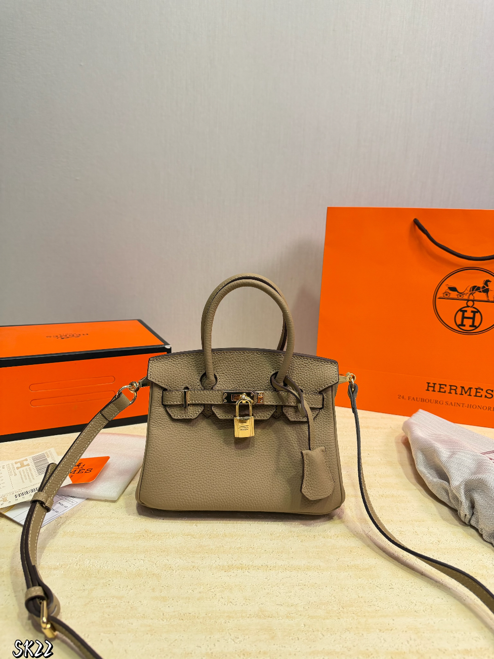 HEM121 The new fashionable and luxurious handbag features a classic flip-top design is elegant and versatile fully showcasing the charm of women It is the ideal gift choice 21*14cm